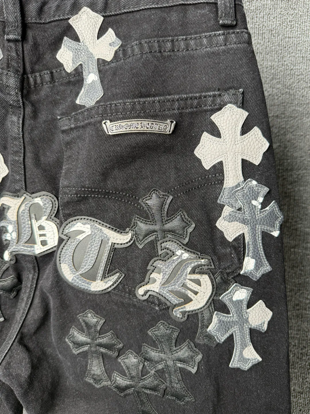 P260 💰 (Top version) Chrome hearts washed jeans with black multi-leather elements and full details. It truly restores the ultimate texture of Vintage. Three-dimensional version. Loose and comfortable, not picky about the figure. It looks taller and slimmer. Factory precision. Original factory quality control. Same style for men and women. Can be matched with couples. Versatile recommendation. Must-have jeans for all seasons. Fashionistas have been disappointed. From the quality selection of fabrics, the tailoring of details, and the matching of patterns, they are all impeccable! The upper body is so handsome when worn...it can be easily worn by men, women and children! The craftsmanship is made of heavy-duty washed pure cotton denim fabric. After washing, it is soft and thick. It is very stylish when worn on the body. Color: black Size: 28-30-32-34-36 (corresponding to S-M-L-XL-XXL)